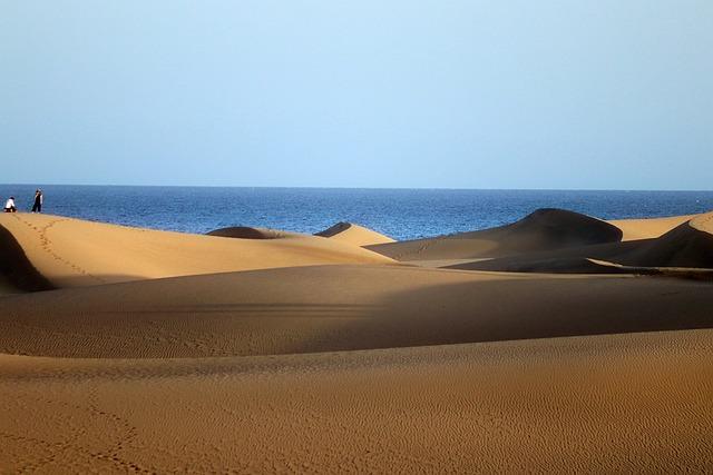 Surfování na Gran Canaria: Nejlepší Místa a Školy