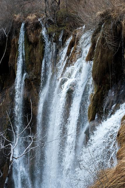 Plitvická jazerá v súčasnosti: Turistické ‍atrakcie a návštevníci