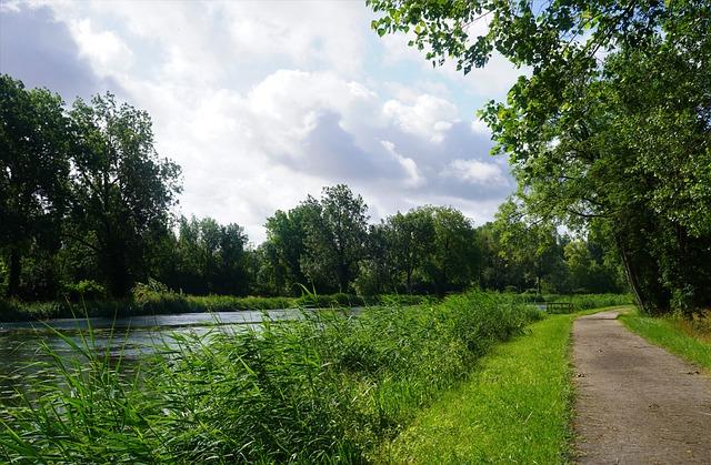 Cyklotrasy a turistické chodníky v okolí priehrady