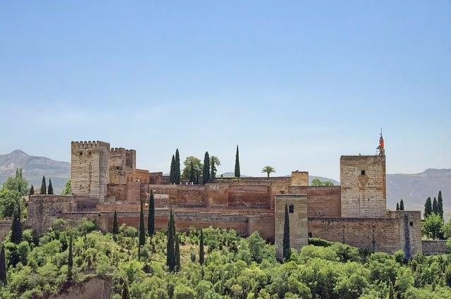 Alhambra Granada: Sprievodca najznámejším palácom Španielska