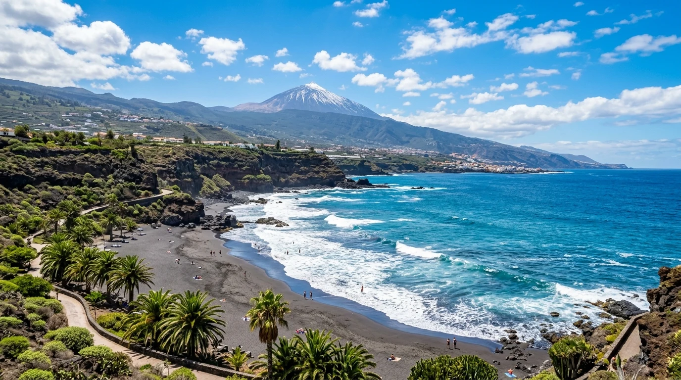 Kedy ísť na Tenerife: Počasie, teplota mora a najlepšie obdobie na dovolenku 1 Pobrežie Tenerife s vulkanickou plážou, palmami a sopkou Pico del Teide